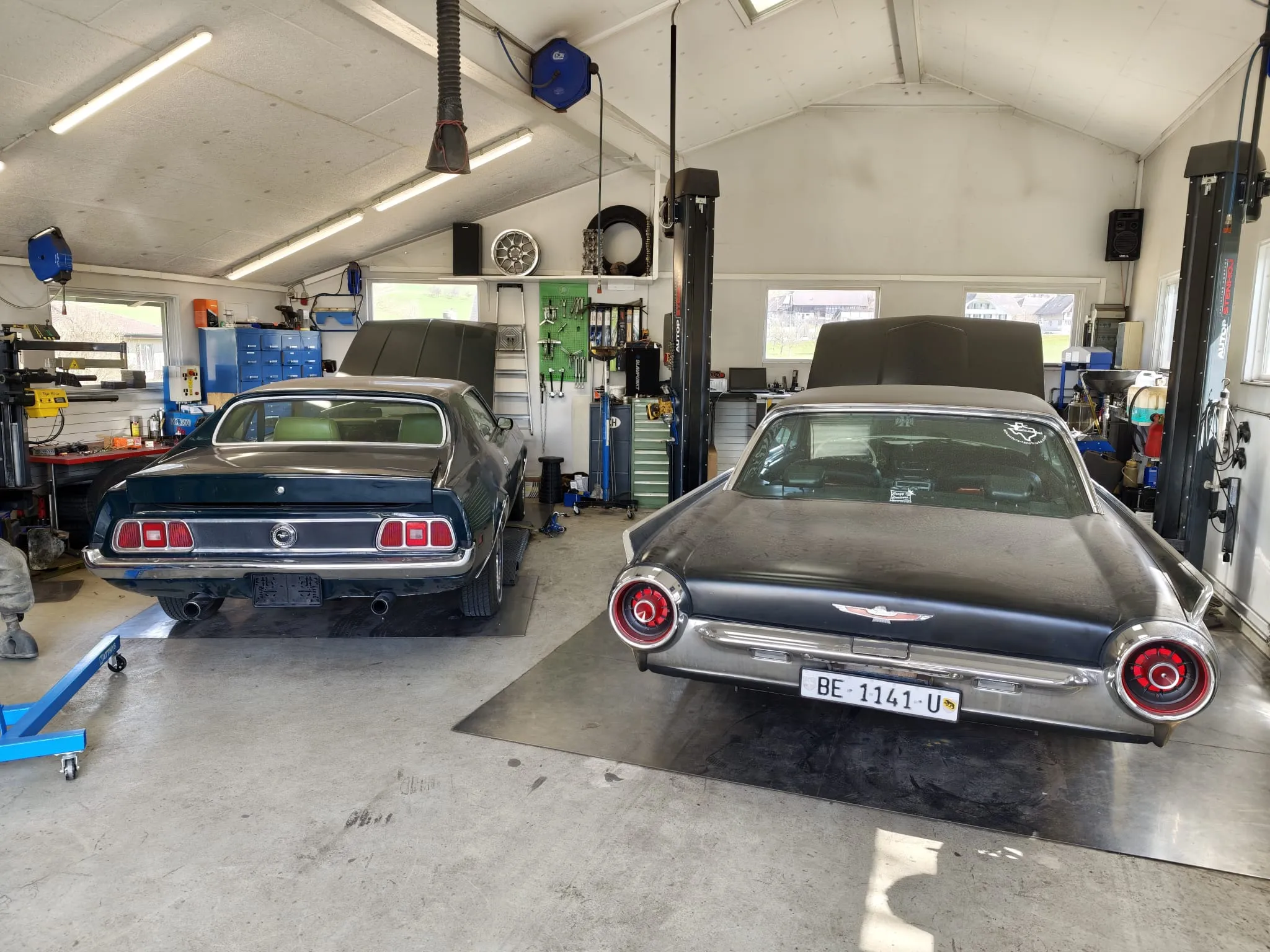 Ford Mustang und Ford Thunderbird in der Tanner Garage